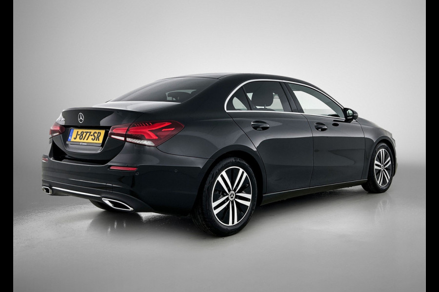 Mercedes-Benz A-Klasse 180 Business Solution Luxury Ledkoplampen | Achteruitrijcamera | Sfeerverlichting | Spiegelpakket. Inclusief 24 maanden Mercedes-Benz Certified garantie voor Europa.