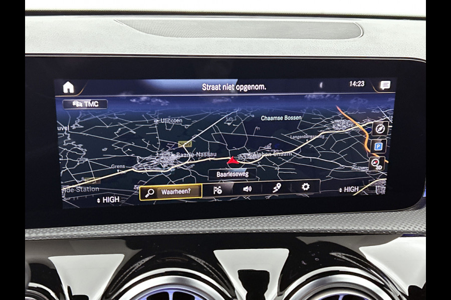 Mercedes-Benz A-Klasse 180 Business Solution Luxury Ledkoplampen | Achteruitrijcamera | Sfeerverlichting | Spiegelpakket. Inclusief 24 maanden Mercedes-Benz Certified garantie voor Europa.