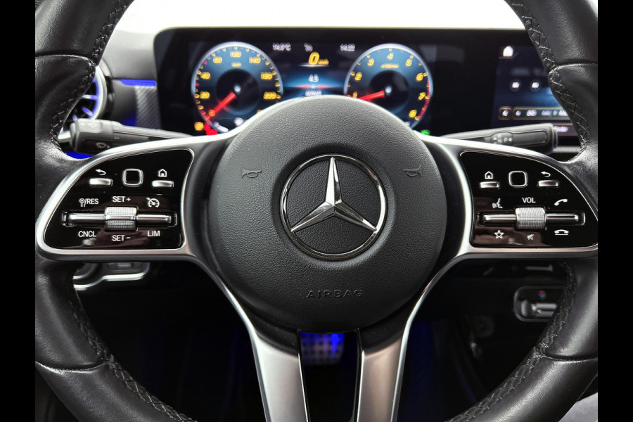 Mercedes-Benz A-Klasse 180 Business Solution Luxury Ledkoplampen | Achteruitrijcamera | Sfeerverlichting | Spiegelpakket. Inclusief 24 maanden Mercedes-Benz Certified garantie voor Europa.