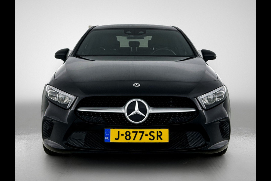 Mercedes-Benz A-Klasse 180 Business Solution Luxury Ledkoplampen | Achteruitrijcamera | Sfeerverlichting | Spiegelpakket. Inclusief 24 maanden Mercedes-Benz Certified garantie voor Europa.