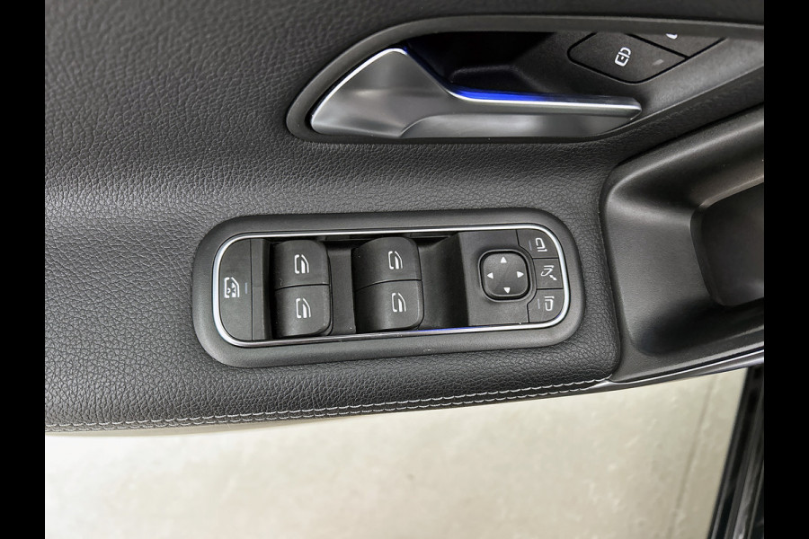 Mercedes-Benz A-Klasse 180 Business Solution Luxury Ledkoplampen | Achteruitrijcamera | Sfeerverlichting | Spiegelpakket. Inclusief 24 maanden Mercedes-Benz Certified garantie voor Europa.