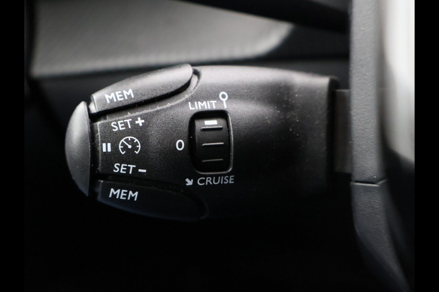 Peugeot 208 1.2 PT 100 PK GT + SPORTSTOELEN | 17 INCH | CAMERA | SFEERVERLICHTING | NAVIGATIE | CARPLAY | DAB