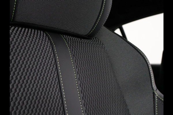 Peugeot 208 1.2 PT 100 PK GT + SPORTSTOELEN | 17 INCH | CAMERA | SFEERVERLICHTING | NAVIGATIE | CARPLAY | DAB