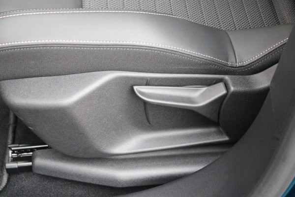 Peugeot 3008 1.2 Hybrid 145PK ALLURE | 360° CAMERA | KEYLESS ENTRY/START | STUUR VERWARMING | ALARM | DODEHOEK DETECTIE | 19" LICHTMETALEN VELGEN | NAVIGATIE | DRAADLOZE APPLE CARPLAY/ANDROID AUTO | ADAPTIVE CRUISE CONTROL | CLIAMTE CONTROL | PARKEERSENSOREN VOOR EN ACHTER |