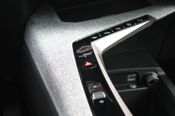 Peugeot 3008 1.2 Hybrid 145PK ALLURE | 360° CAMERA | KEYLESS ENTRY/START | STUUR VERWARMING | ALARM | DODEHOEK DETECTIE | 19" LICHTMETALEN VELGEN | NAVIGATIE | DRAADLOZE APPLE CARPLAY/ANDROID AUTO | ADAPTIVE CRUISE CONTROL | CLIAMTE CONTROL | PARKEERSENSOREN VOOR EN ACHTER |