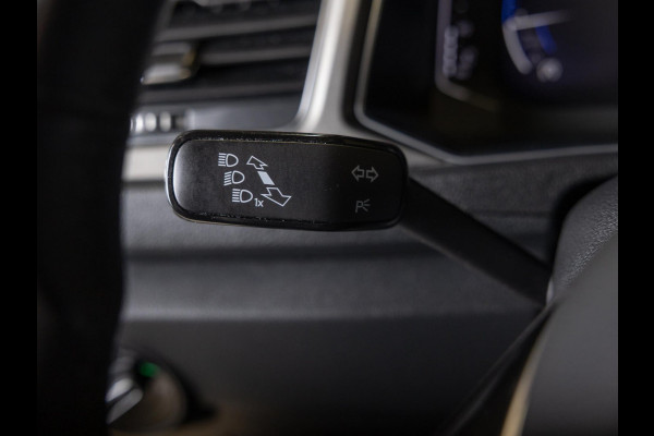 Volkswagen T-Roc 1.0 TSI Style Business / 110pk / Achteruitrij camera / Virtual cockpit /