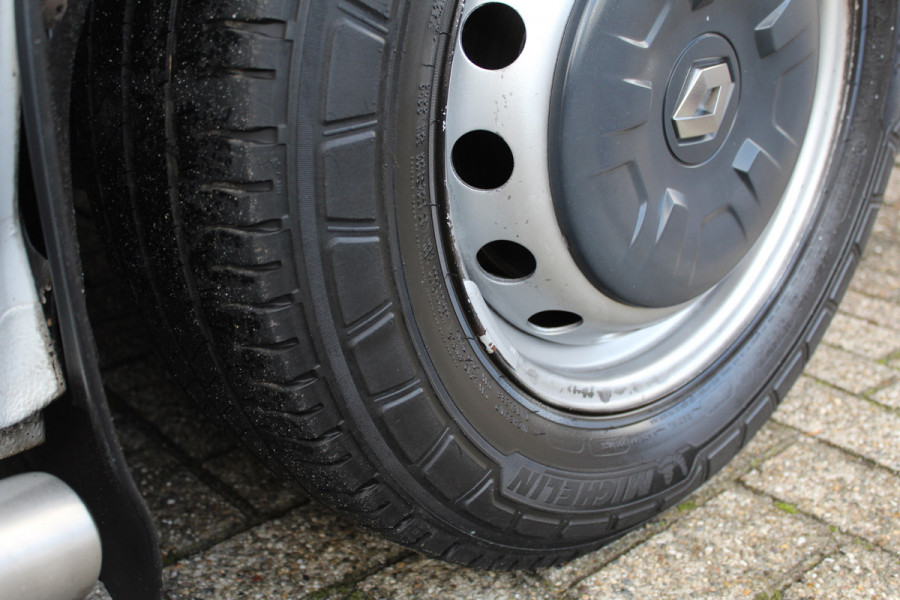 Renault Master T35 2.3 dCi 130PK Euro6 L2H2 ✓ airco ✓ navigatie ✓ imperiaal ✓ trekhaak