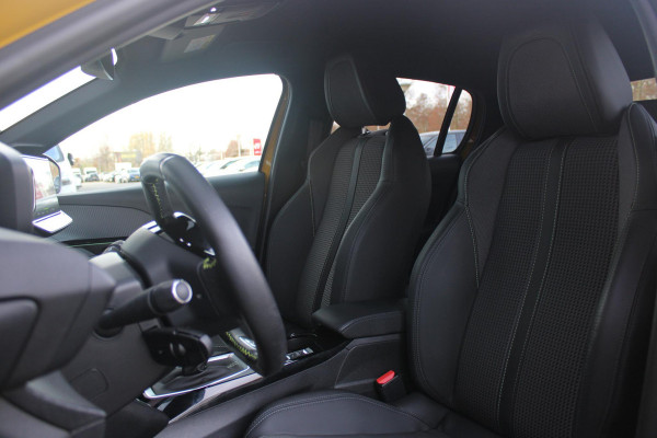 Peugeot 208 1.2 100PK GT | NAVIGATIE | KEYLESS ENTRY/START | APPLE CARPLAY/ANDROID AUTO | LICHTMETALEN VELGEN 17" | 3-D INSTRUMENTENPANEEL | DAB+ RADIO | DODEHOEK DETECTIE | CRUISE CONTROL | LANE ASSIST | CLIMATE CONTROL | ZWART DAK |