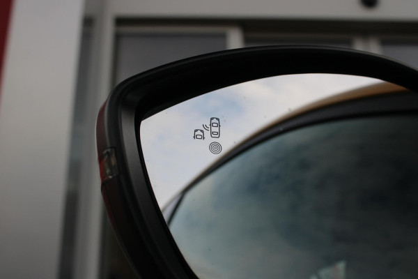 Peugeot 208 1.2 100PK GT | NAVIGATIE | KEYLESS ENTRY/START | APPLE CARPLAY/ANDROID AUTO | LICHTMETALEN VELGEN 17" | 3-D INSTRUMENTENPANEEL | DAB+ RADIO | DODEHOEK DETECTIE | CRUISE CONTROL | LANE ASSIST | CLIMATE CONTROL | ZWART DAK |