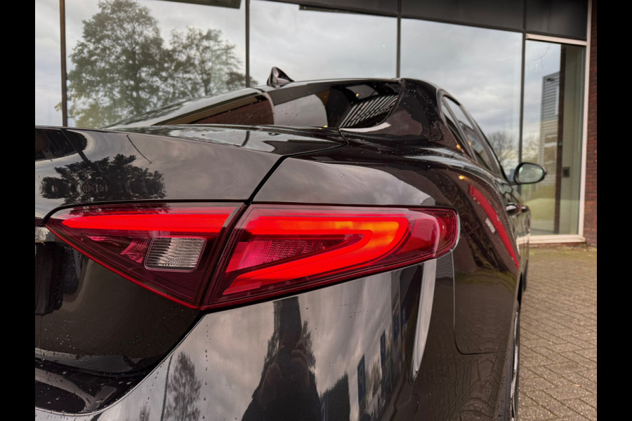Alfa Romeo Giulia 2.0T Sprint - Automaat - Pano/Schuifdak - Leder - Navi - Afn. Trekhaak -Org.NL