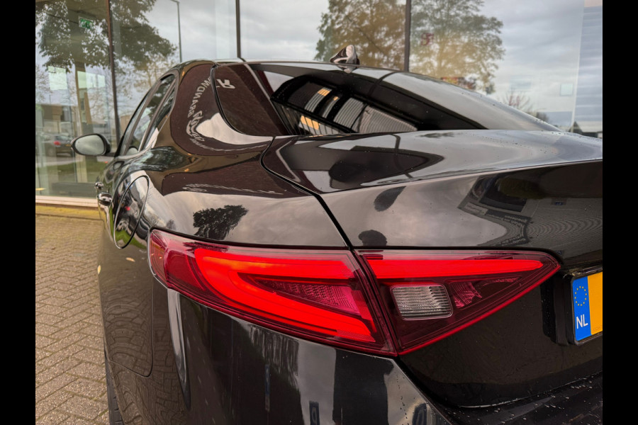 Alfa Romeo Giulia 2.0T Sprint - Automaat - Pano/Schuifdak - Leder - Navi - Afn. Trekhaak -Org.NL