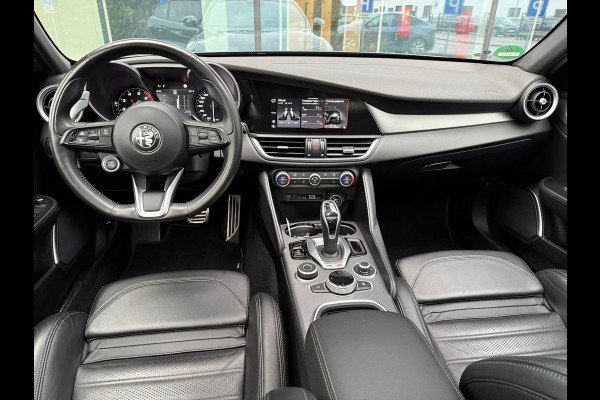 Alfa Romeo Giulia 2.0T Sprint - Automaat - Pano/Schuifdak - Leder - Navi - Afn. Trekhaak -Org.NL