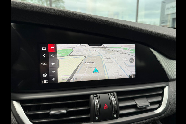 Alfa Romeo Giulia 2.0T Sprint - Automaat - Pano/Schuifdak - Leder - Navi - Afn. Trekhaak -Org.NL