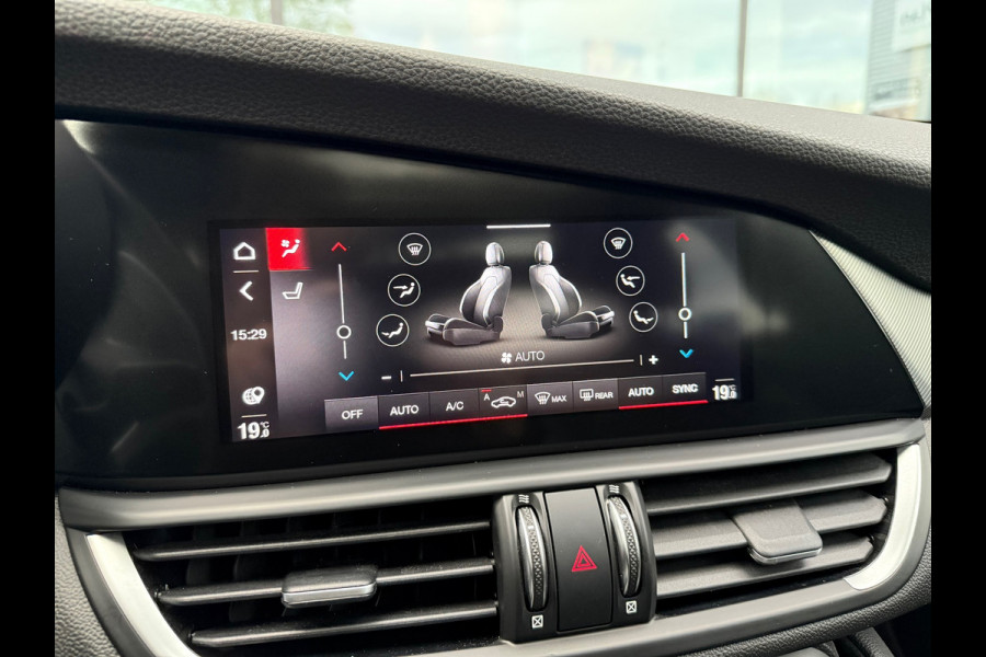 Alfa Romeo Giulia 2.0T Sprint - Automaat - Pano/Schuifdak - Leder - Navi - Afn. Trekhaak -Org.NL