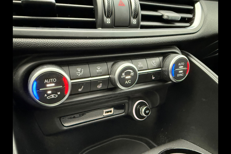 Alfa Romeo Giulia 2.0T Sprint - Automaat - Pano/Schuifdak - Leder - Navi - Afn. Trekhaak -Org.NL