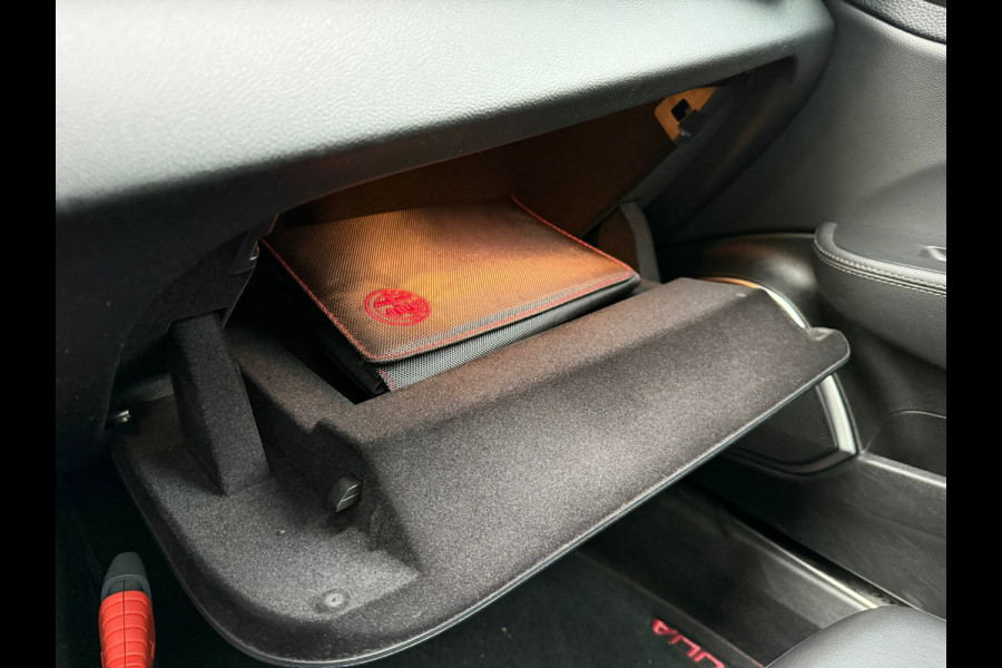 Alfa Romeo Giulia 2.0T Sprint - Automaat - Pano/Schuifdak - Leder - Navi - Afn. Trekhaak -Org.NL
