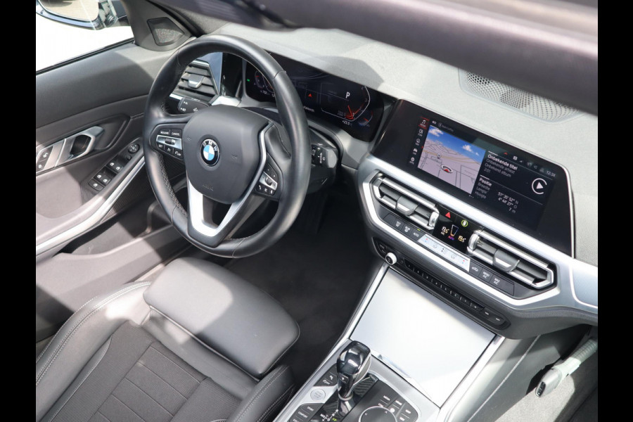 BMW 3 Serie Touring 320i Executive Sport Line Automaat / Live Cockpit Professional / Trekhaak / Panoramadak / Apple CarPlay / 18 Inch / Hifi / LED / Shadow Line
