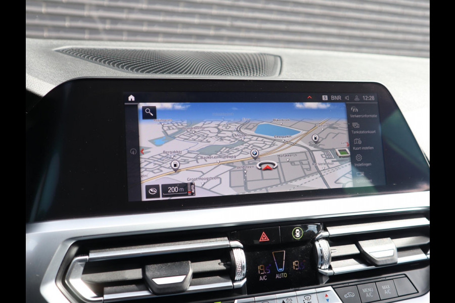 BMW 3 Serie Touring 320i Executive Sport Line Automaat / Live Cockpit Professional / Trekhaak / Panoramadak / Apple CarPlay / 18 Inch / Hifi / LED / Shadow Line