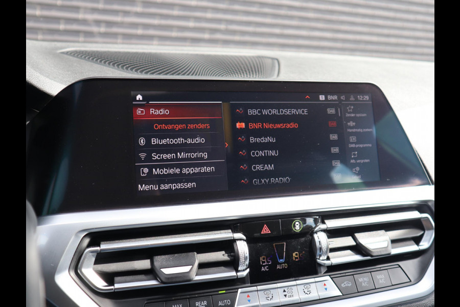 BMW 3 Serie Touring 320i Executive Sport Line Automaat / Live Cockpit Professional / Trekhaak / Panoramadak / Apple CarPlay / 18 Inch / Hifi / LED / Shadow Line