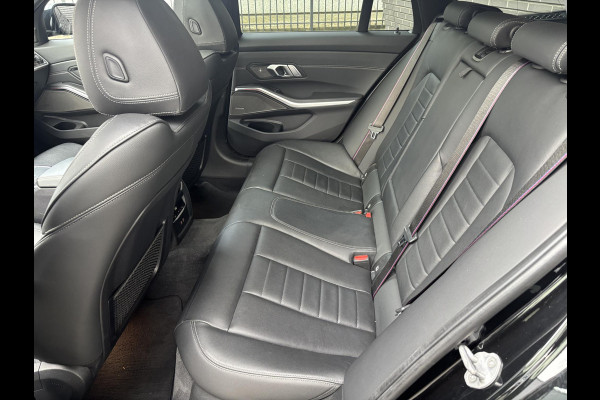 BMW 3 Serie Touring 330i xDrive High Executive M Sport Pakket Automaat / Live Cockpit Professional / Panoramadak / Trekhaak / Leder / Apple CarPlay / Harman Kardon / 19 Inch / Shadow Line / Laserlicht / Head-Up Display / M Sportremsysteem / Adaptief M-onderstel