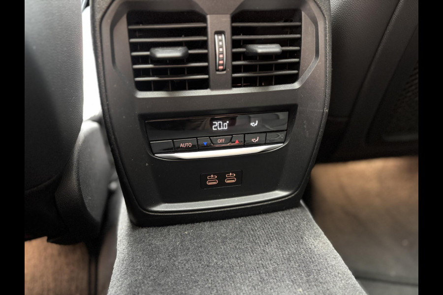 BMW 3 Serie Touring 330i xDrive High Executive M Sport Pakket Automaat / Live Cockpit Professional / Panoramadak / Trekhaak / Leder / Apple CarPlay / Harman Kardon / 19 Inch / Shadow Line / Laserlicht / Head-Up Display / M Sportremsysteem / Adaptief M-onderstel