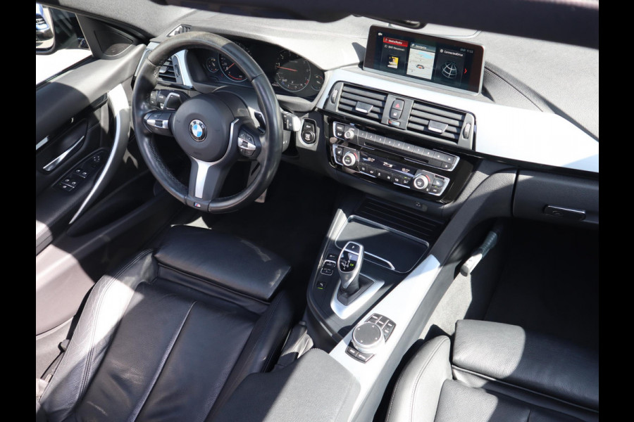 BMW 3 Serie Touring 320i High Executive M Sport Pakket Automaat / Panoramadak / Navigatie Professional / Leder / 19 Inch / Shadow Line / LED / Stoelverwarming / Lichtpakket / Achteruitrijcamera / Extra Getint Glas