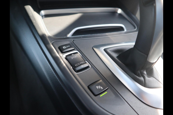 BMW 3 Serie Touring 320i High Executive M Sport Pakket Automaat / Panoramadak / Navigatie Professional / Leder / 19 Inch / Shadow Line / LED / Stoelverwarming / Lichtpakket / Achteruitrijcamera / Extra Getint Glas