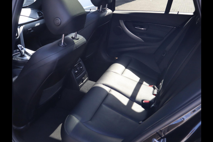 BMW 3 Serie Touring 320i High Executive M Sport Pakket Automaat / Panoramadak / Navigatie Professional / Leder / 19 Inch / Shadow Line / LED / Stoelverwarming / Lichtpakket / Achteruitrijcamera / Extra Getint Glas
