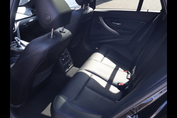 BMW 3 Serie Touring 320i High Executive M Sport Pakket Automaat / Panoramadak / Navigatie Professional / Leder / 19 Inch / Shadow Line / LED / Stoelverwarming / Lichtpakket / Achteruitrijcamera / Extra Getint Glas