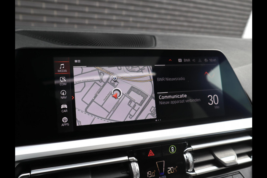 BMW 3 Serie Touring 320i High Executive M Sport Pakket Automaat / Live Cockpit Professional / Panoramadak / Leder / Adaptive Cruise Control / Head-Up Display / Apple CarPlay / 19 Inch / M Sportremsysteem / Shadow Line / LED / Extra Getint Glas / Stoelverwarming