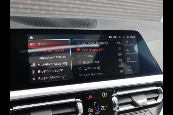 BMW 3 Serie Touring 320i High Executive M Sport Pakket Automaat / Live Cockpit Professional / Panoramadak / Leder / Adaptive Cruise Control / Head-Up Display / Apple CarPlay / 19 Inch / M Sportremsysteem / Shadow Line / LED / Extra Getint Glas / Stoelverwarming
