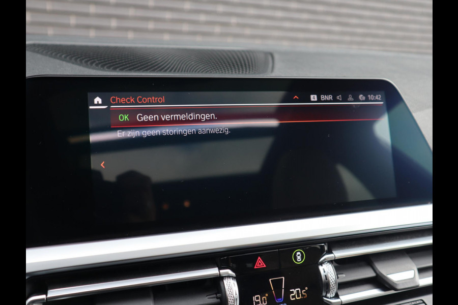 BMW 3 Serie Touring 320i High Executive M Sport Pakket Automaat / Live Cockpit Professional / Panoramadak / Leder / Adaptive Cruise Control / Head-Up Display / Apple CarPlay / 19 Inch / M Sportremsysteem / Shadow Line / LED / Extra Getint Glas / Stoelverwarming