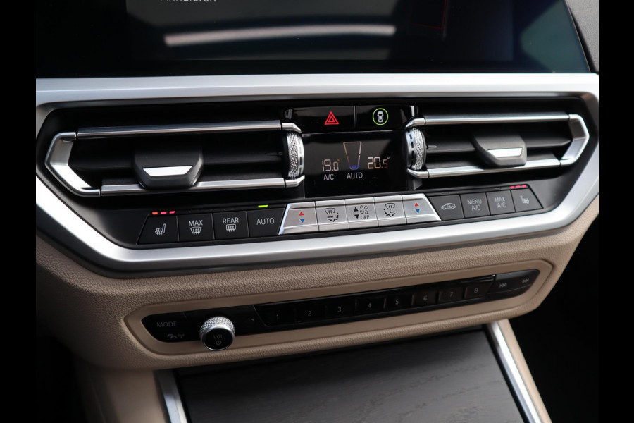 BMW 3 Serie Touring 320i High Executive M Sport Pakket Automaat / Live Cockpit Professional / Panoramadak / Leder / Adaptive Cruise Control / Head-Up Display / Apple CarPlay / 19 Inch / M Sportremsysteem / Shadow Line / LED / Extra Getint Glas / Stoelverwarming