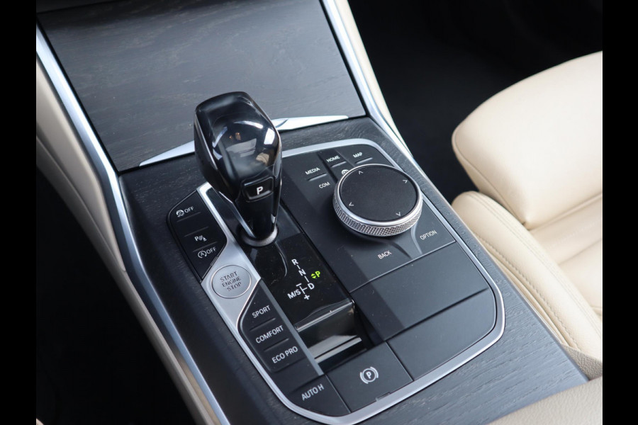 BMW 3 Serie Touring 320i High Executive M Sport Pakket Automaat / Live Cockpit Professional / Panoramadak / Leder / Adaptive Cruise Control / Head-Up Display / Apple CarPlay / 19 Inch / M Sportremsysteem / Shadow Line / LED / Extra Getint Glas / Stoelverwarming
