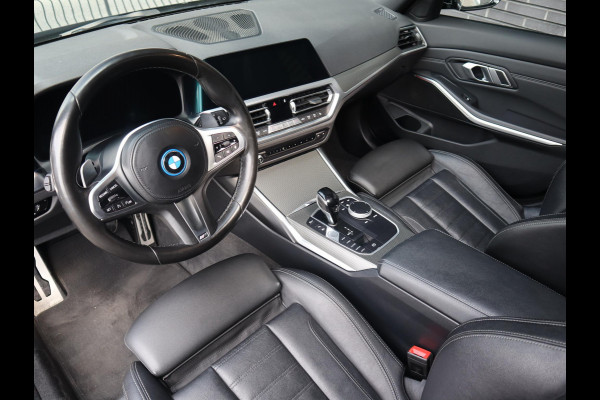 BMW 3 Serie Touring 320e xDrive High Executive M Sport Pakket Automaat / Live Cockpit Professional / Adaptief M Onderstel / Panoramadak / Stoelverwarming / Extra Getint Glas / LED / 19 Inch / Hifi / Lichtpakket