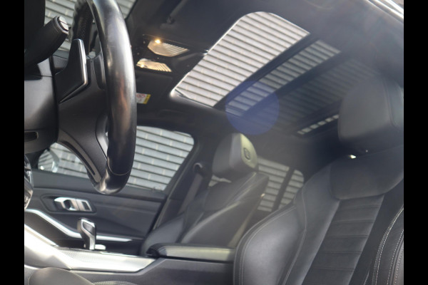 BMW 3 Serie Touring 320e xDrive High Executive M Sport Pakket Automaat / Live Cockpit Professional / Adaptief M Onderstel / Panoramadak / Stoelverwarming / Extra Getint Glas / LED / 19 Inch / Hifi / Lichtpakket