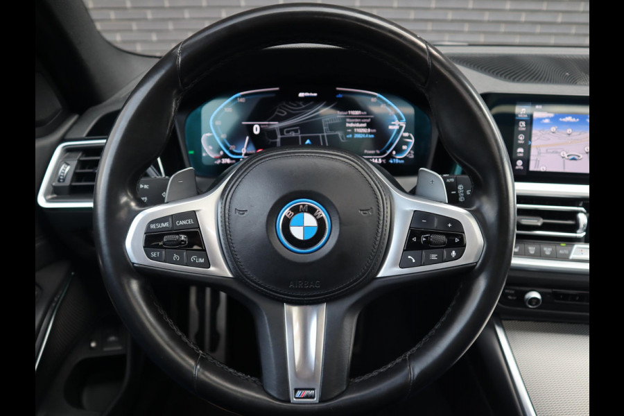 BMW 3 Serie Touring 320e xDrive High Executive M Sport Pakket Automaat / Live Cockpit Professional / Adaptief M Onderstel / Panoramadak / Stoelverwarming / Extra Getint Glas / LED / 19 Inch / Hifi / Lichtpakket