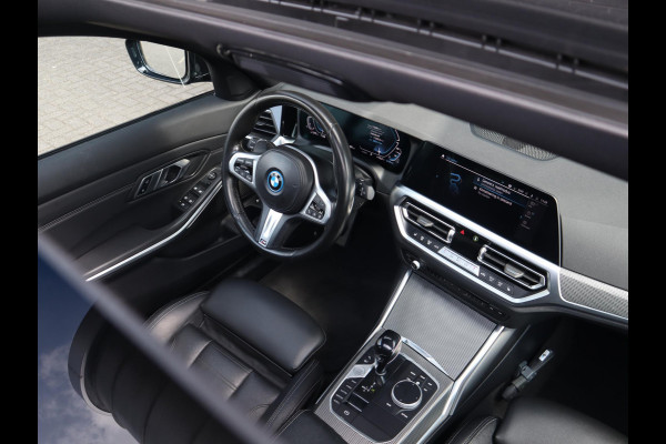BMW 3 Serie Touring 320e xDrive High Executive M Sport Pakket Automaat / Live Cockpit Professional / Adaptief M Onderstel / Panoramadak / Stoelverwarming / Extra Getint Glas / LED / 19 Inch / Hifi / Lichtpakket