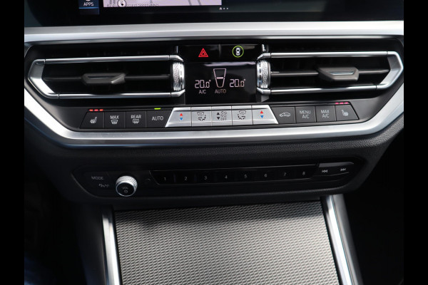 BMW 3 Serie Touring 320e xDrive High Executive M Sport Pakket Automaat / Live Cockpit Professional / Adaptief M Onderstel / Panoramadak / Stoelverwarming / Extra Getint Glas / LED / 19 Inch / Hifi / Lichtpakket