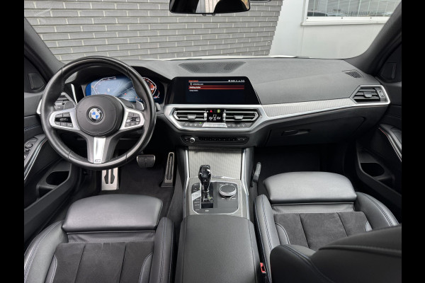 BMW 3 Serie Sedan 320i High Executive M Sport Pakket Automaat / Live Cockpit Professional / Hifi / LED / 19 Inch / DAB / Shadow Line / Neerklapbare Achterbank / M Achterspoiler / Stoelverwarming