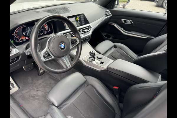 BMW 3 Serie Sedan 320i High Executive M Sport Pakket Automaat / Live Cockpit Professional / Hifi / LED / 19 Inch / DAB / Shadow Line / Neerklapbare Achterbank / M Achterspoiler / Stoelverwarming