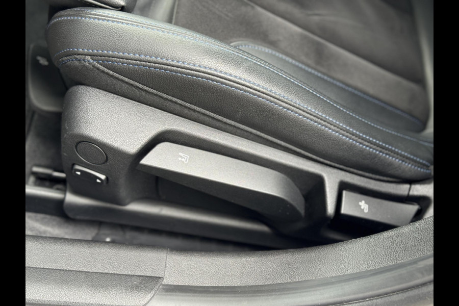 BMW 3 Serie Sedan 320i High Executive M Sport Pakket Automaat / Live Cockpit Professional / Hifi / LED / 19 Inch / DAB / Shadow Line / Neerklapbare Achterbank / M Achterspoiler / Stoelverwarming