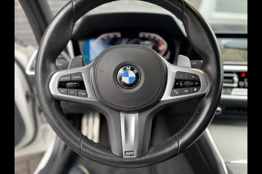 BMW 3 Serie Sedan 320i High Executive M Sport Pakket Automaat / Live Cockpit Professional / Hifi / LED / 19 Inch / DAB / Shadow Line / Neerklapbare Achterbank / M Achterspoiler / Stoelverwarming