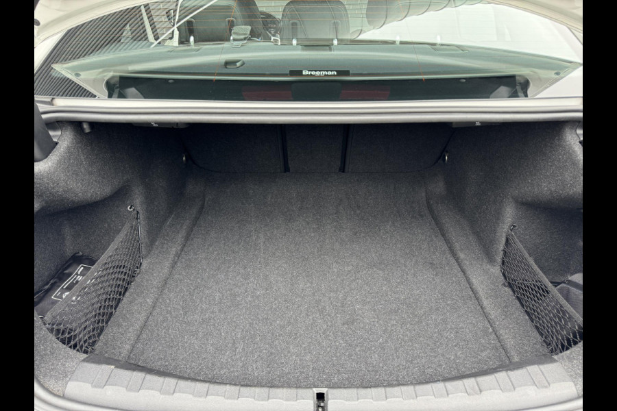 BMW 3 Serie Sedan 320i High Executive M Sport Pakket Automaat / Live Cockpit Professional / Hifi / LED / 19 Inch / DAB / Shadow Line / Neerklapbare Achterbank / M Achterspoiler / Stoelverwarming