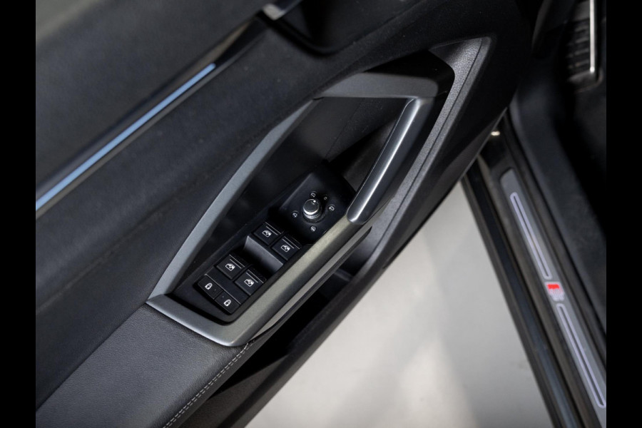 Audi Q3 35 TFSI 2x S Line / 150pk / Panorama dak / Achteruitrij camera / Keyless entry /