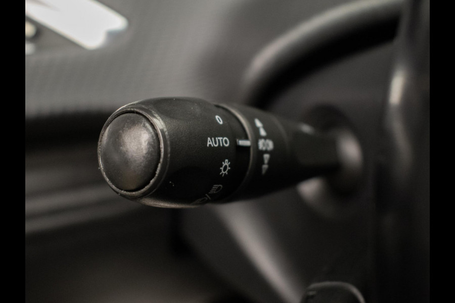 Peugeot 2008 1.2 PureTech Allure Sport (APPLE CARPLAY,NAVI,LED,CAMERA,LEDER,GETINT,CRUISE,CLIMATE,SPORTSTOELEN,LM VELGEN)