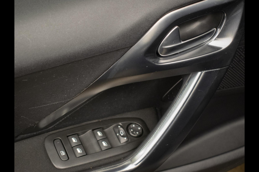 Peugeot 2008 1.2 PureTech Allure Sport (APPLE CARPLAY,NAVI,LED,CAMERA,LEDER,GETINT,CRUISE,CLIMATE,SPORTSTOELEN,LM VELGEN)