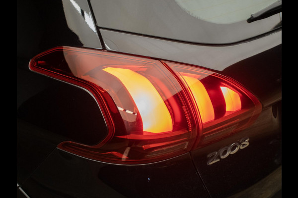 Peugeot 2008 1.2 PureTech Allure Sport (APPLE CARPLAY,NAVI,LED,CAMERA,LEDER,GETINT,CRUISE,CLIMATE,SPORTSTOELEN,LM VELGEN)