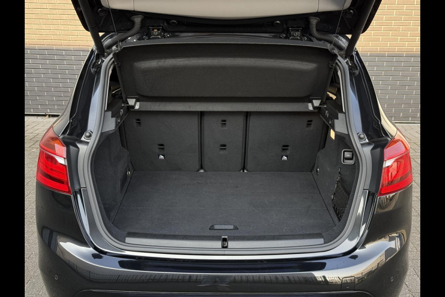 BMW 2 Serie Active Tourer 218i High Executive Sport Line Automaat / Navigatie Plus / Head-Up Display / Hifi / Leder / 17 Inch / Driving Assistant / Achteruitrijcamera / Sportstoelen / Parkeerassistent / Stoelverwarming / LED