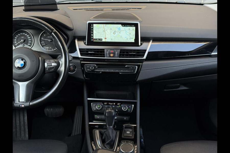 BMW 2 Serie Active Tourer 218i High Executive Sport Line Automaat / Navigatie Plus / Head-Up Display / Hifi / Leder / 17 Inch / Driving Assistant / Achteruitrijcamera / Sportstoelen / Parkeerassistent / Stoelverwarming / LED